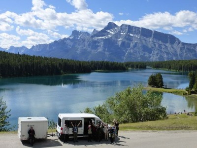 Minibus aan de weg in de Rocky Mountains tijdens een busrondreis door Canada.